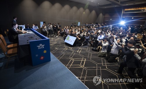 취재진 질문에 답하는 조원태 대한항공 사장