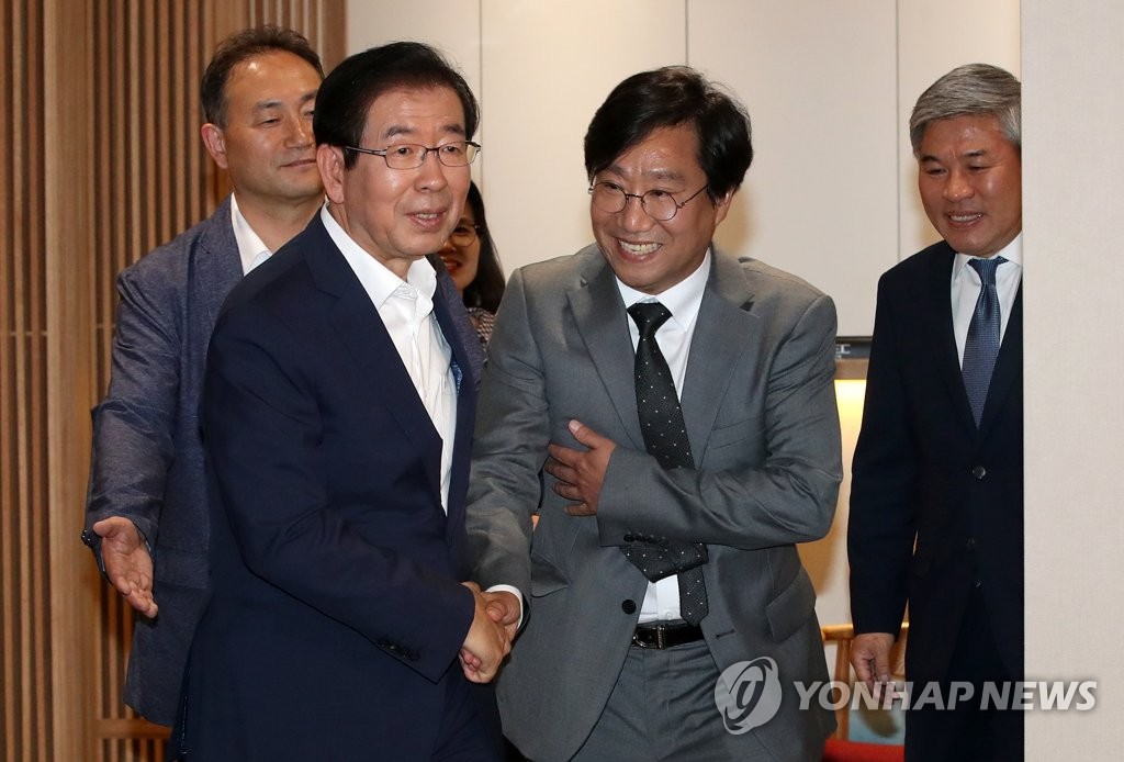 손 맞잡고 입장하는 양정철-박원순