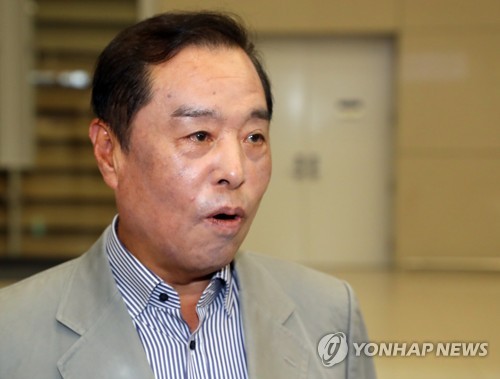질문에 답하는 김병준 전 비대위원장