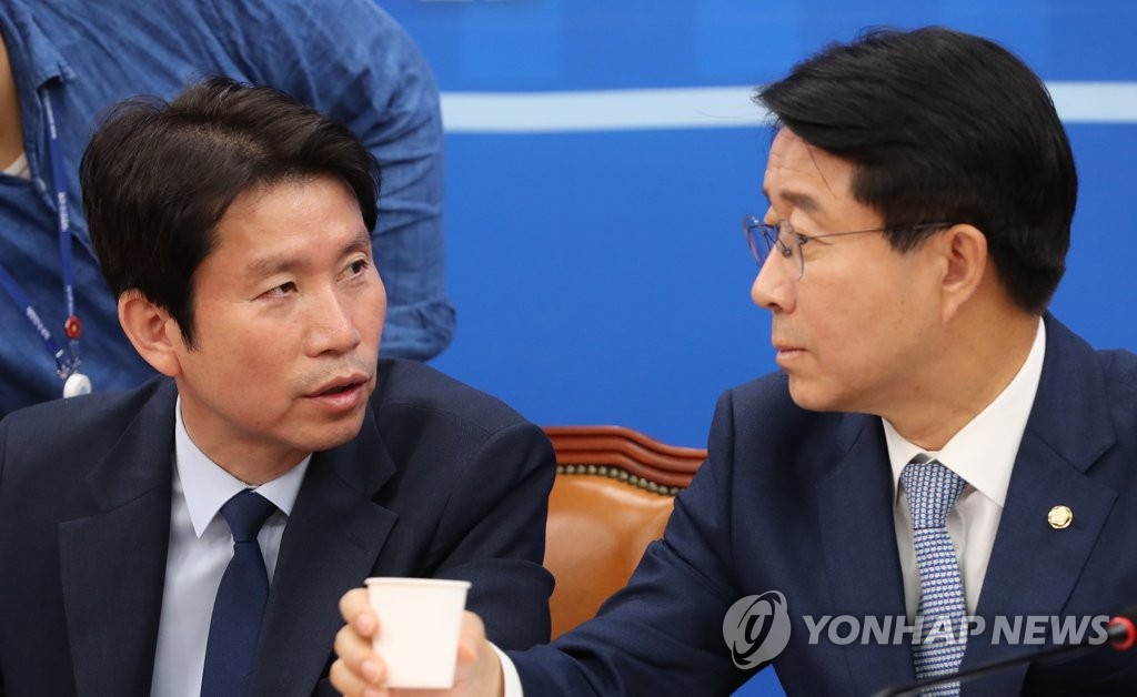 이야기하는 이인영과 조정식