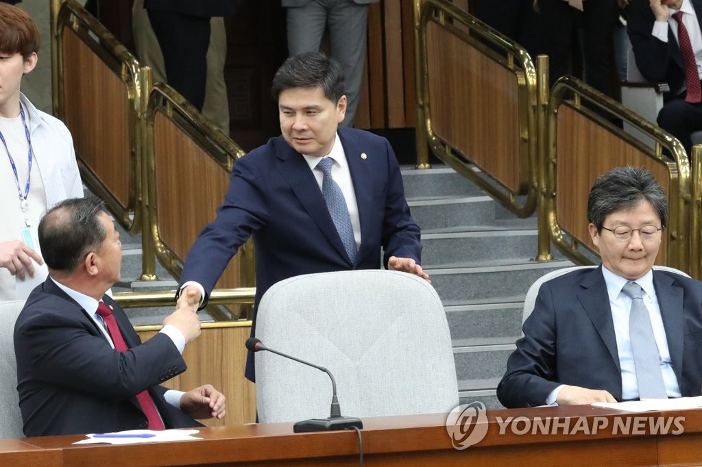 악수하는 이찬열-지상욱