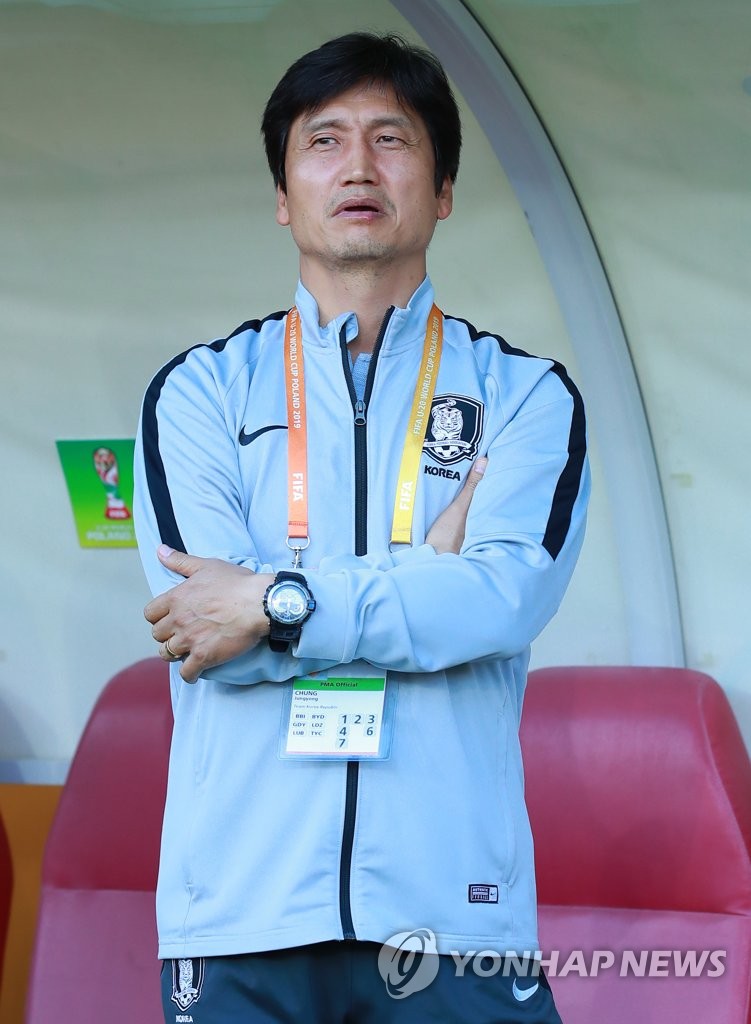 애국가 부르는 정정용 감독