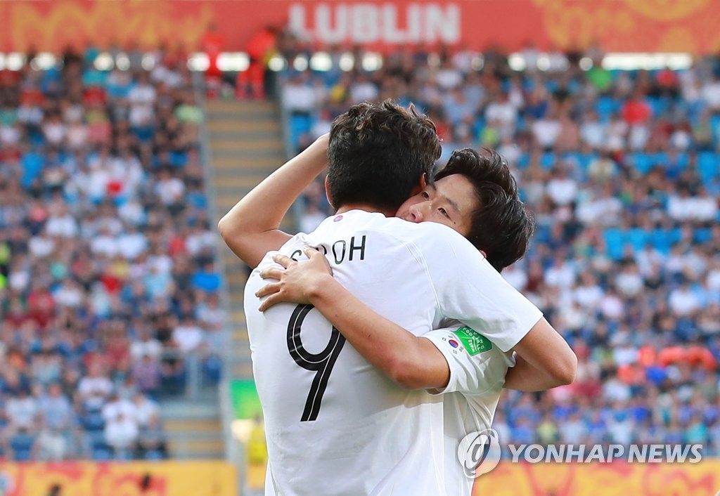 오세훈과 포옹하는 이강인