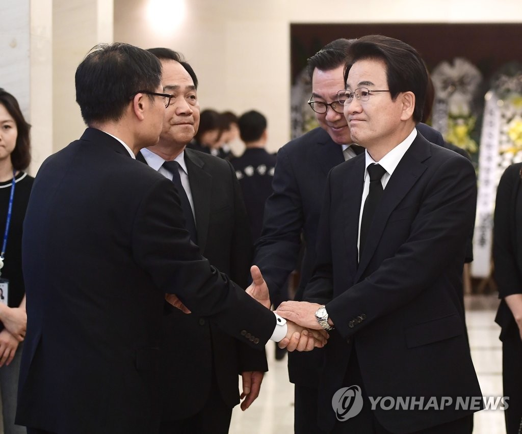 유가족 위로하는 정동영 대표
