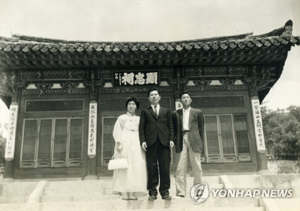 현충사 앞 김대중·이희호 부부