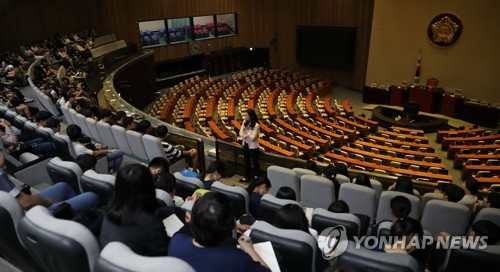 비어있는 본회의장 바라보는 청소년들