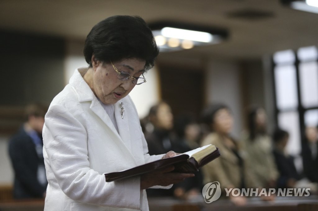 주일 예배 올리는 이희호 여사