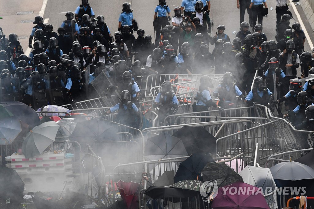 시위대와 충돌하는 홍콩 경찰