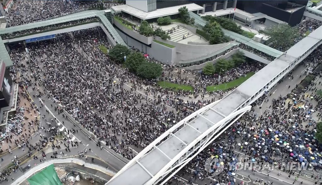 '범죄인 인도 법안'(일명 송환법)에 반대하는 홍콩의 시위대가 12일 의회인 입법회 밖 도로를 메운 모습 [AP/애플 데일리=연합뉴스 자료사진]