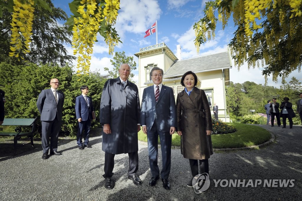 Moon tours former home of Norwegian composer Moon tours former home of Norwegian composer