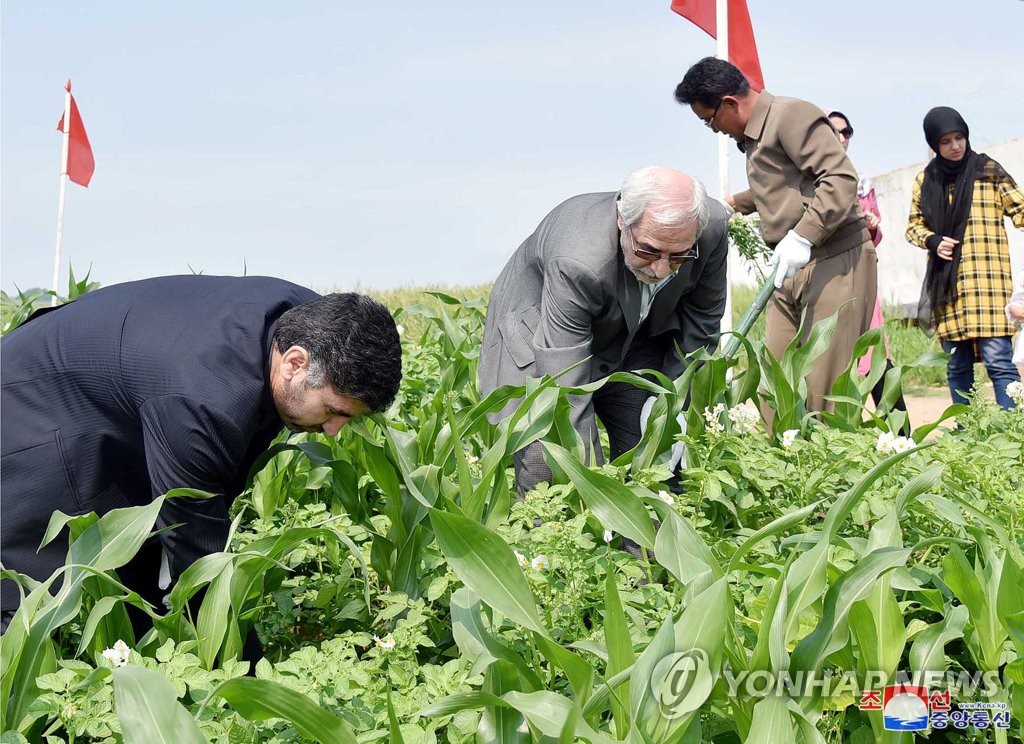 주북 이란대사관, 친선주간 맞아 협동농장 지원활동