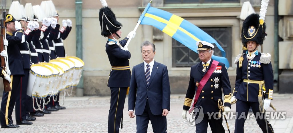 스웨덴 의장대 사열하는 문 대통령