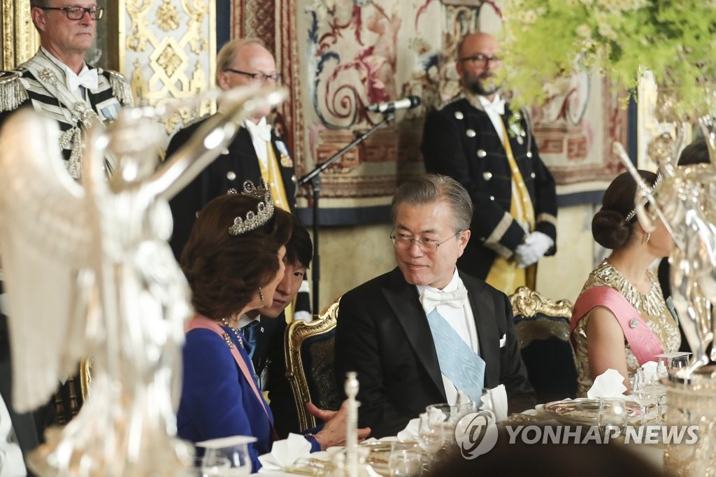 스웨덴 왕비와 대화하는 문 대통령