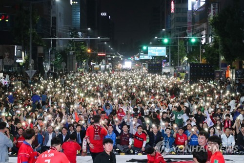 왕복 6차로 가득 메운 거리응원단