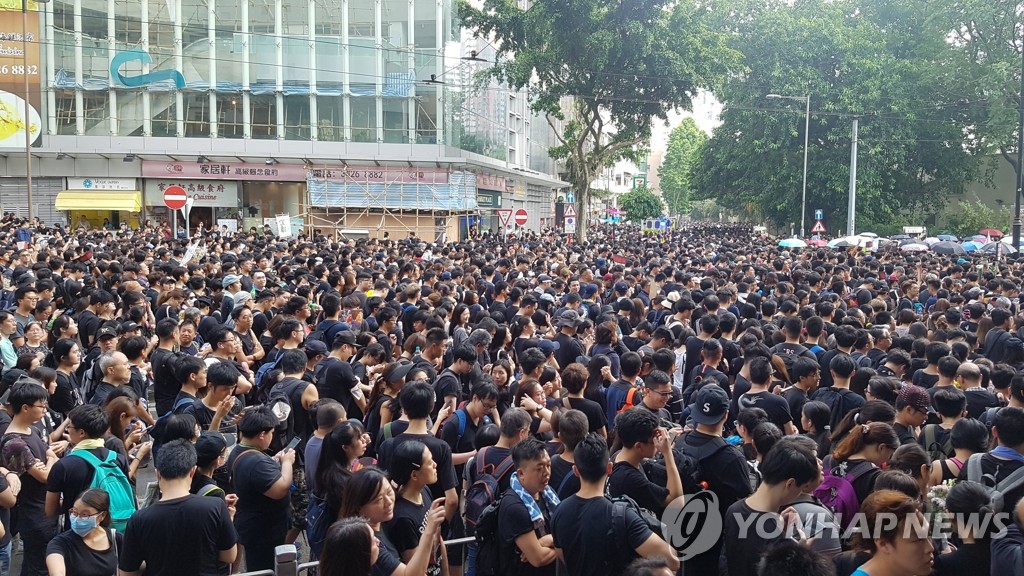 홍콩 도심 가득 메운 '송환법 반대' 검은 시위대