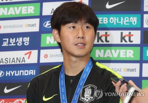질문에 답하는 이강인