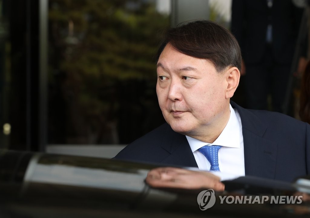차량에 탑승하는 윤석열 신임 검찰총장 후보자