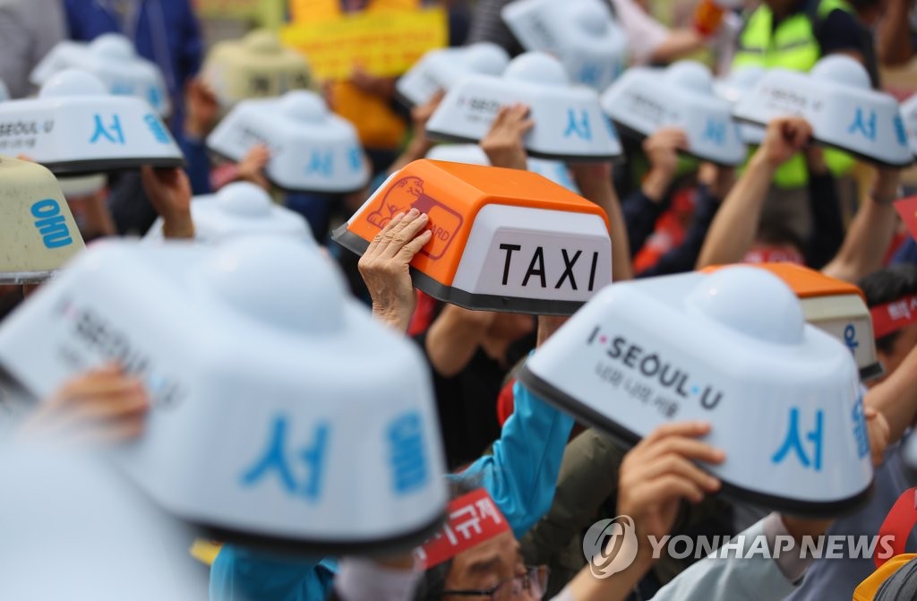 '타다 아웃, 택시규제 혁신! 전국순례투쟁'에 참가한 서울개인택시운송사업조합원들 [연합뉴스 자료사진]