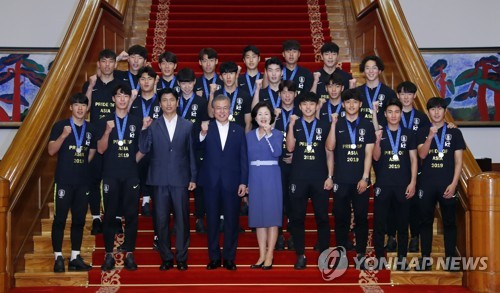 문 대통령, U-20 준우승 선수단과