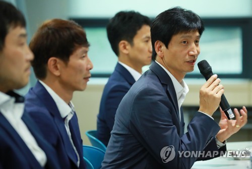 질문에 답하는 정정용 감독