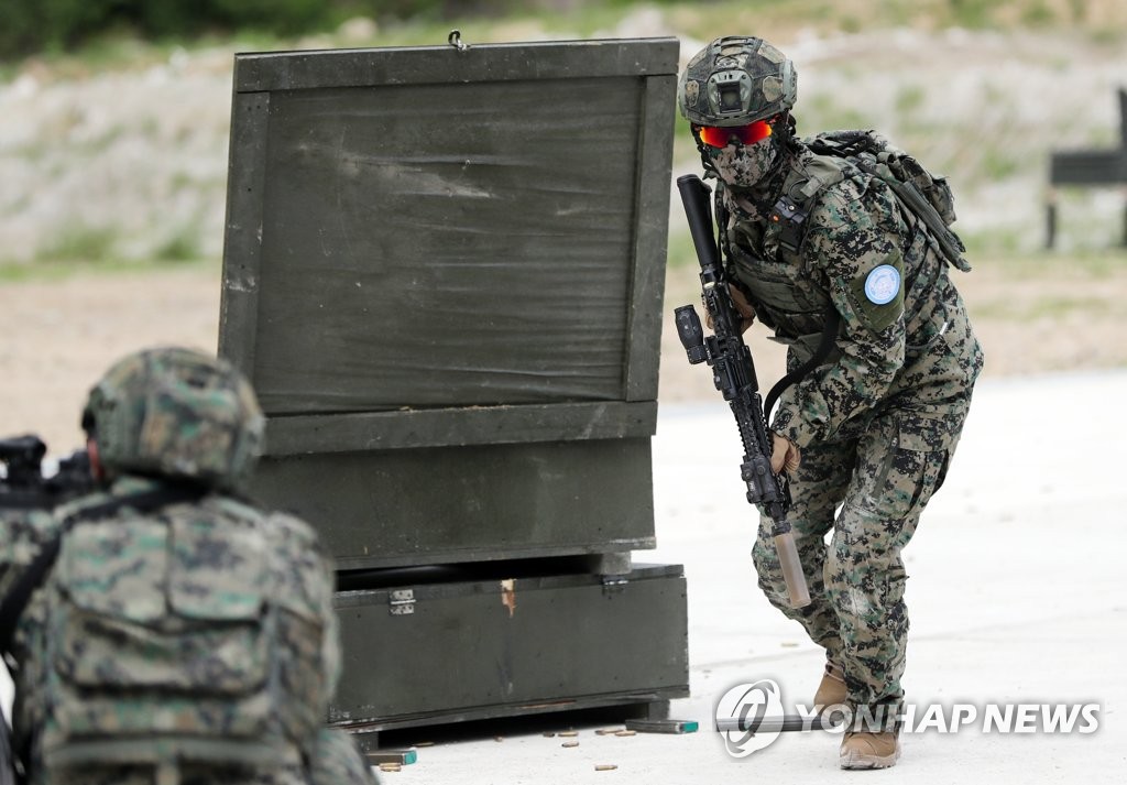 기동사격 훈련하는 워리어플랫폼 착용 장병