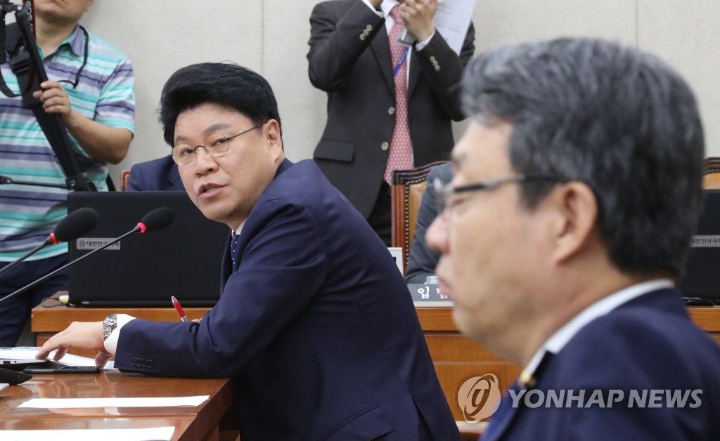 왼쪽부터 한국당 장제원 의원, 바른미래당 김성식 의원