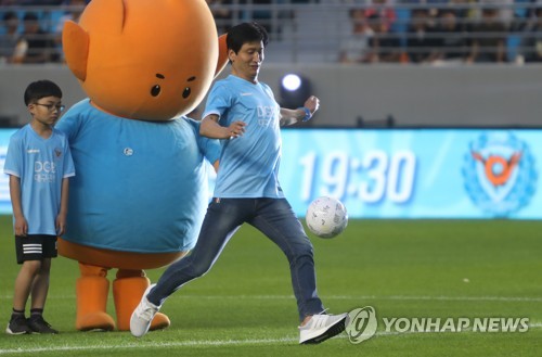 대구에서 시축하는 정정용 감독