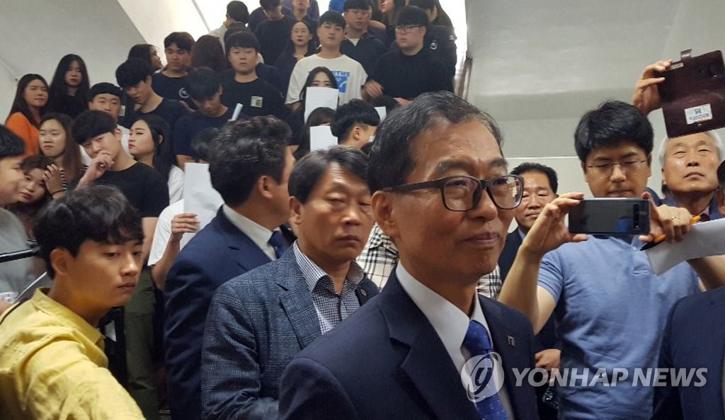 강동완 총장 복귀 반대하는 조선대 학생들