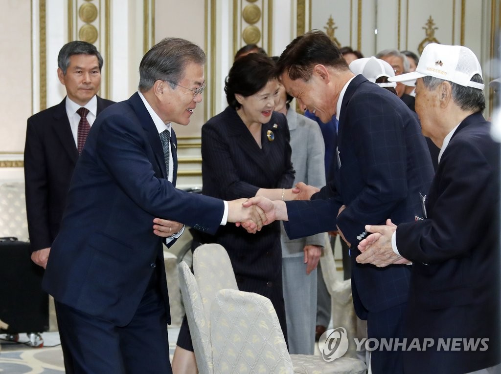 Moon con los veteranos de la Guerra de Corea Moon con los veteranos de la Guerra de Corea