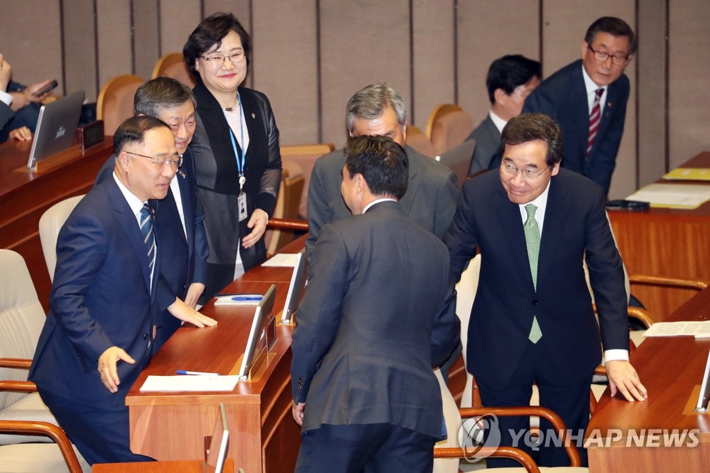 본회의 나온 이낙연 총리