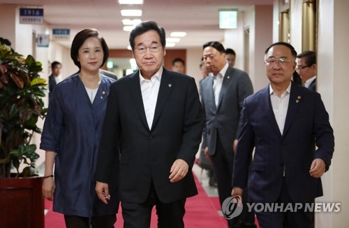 국무회의 입장하는 이낙연 총리