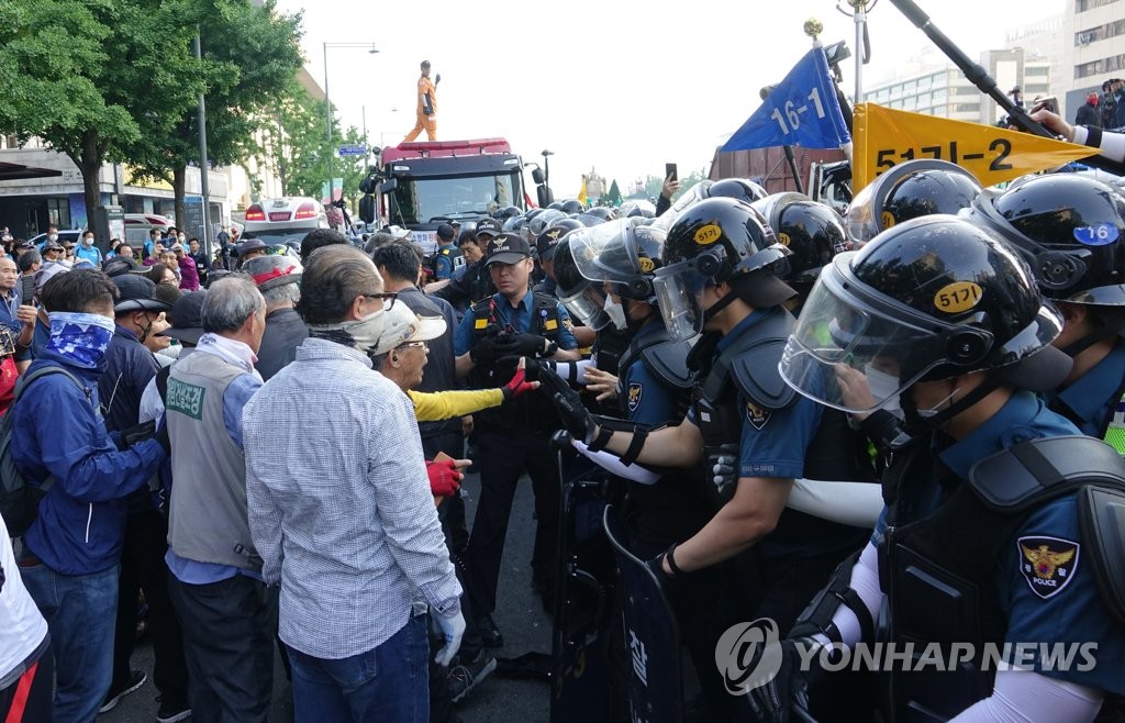 천막 철거에 항의하는 대한애국당 당원들[연합뉴스 자료사진]