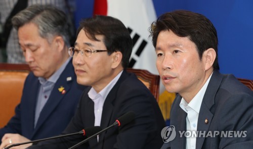 발언하는 이인영 원내대표