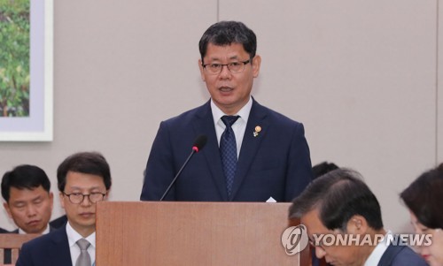 현안보고하는 김연철 장관