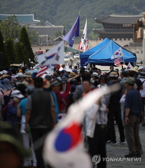 다시 설치된 농성 천막