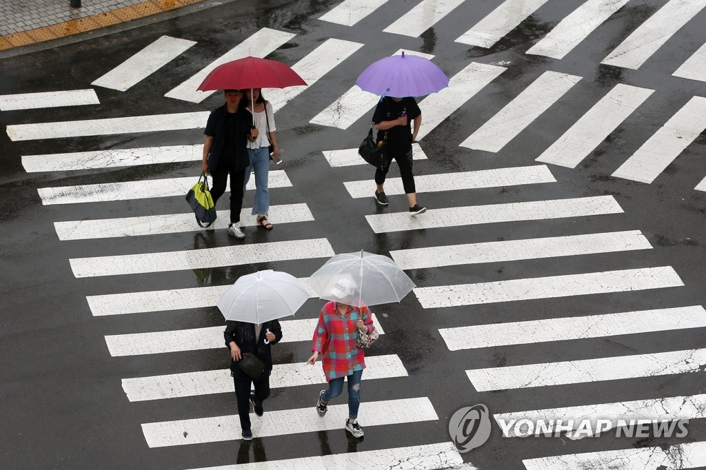 우산을 쓰고 길을 지나는 시민들 [연합뉴스 자료사진]