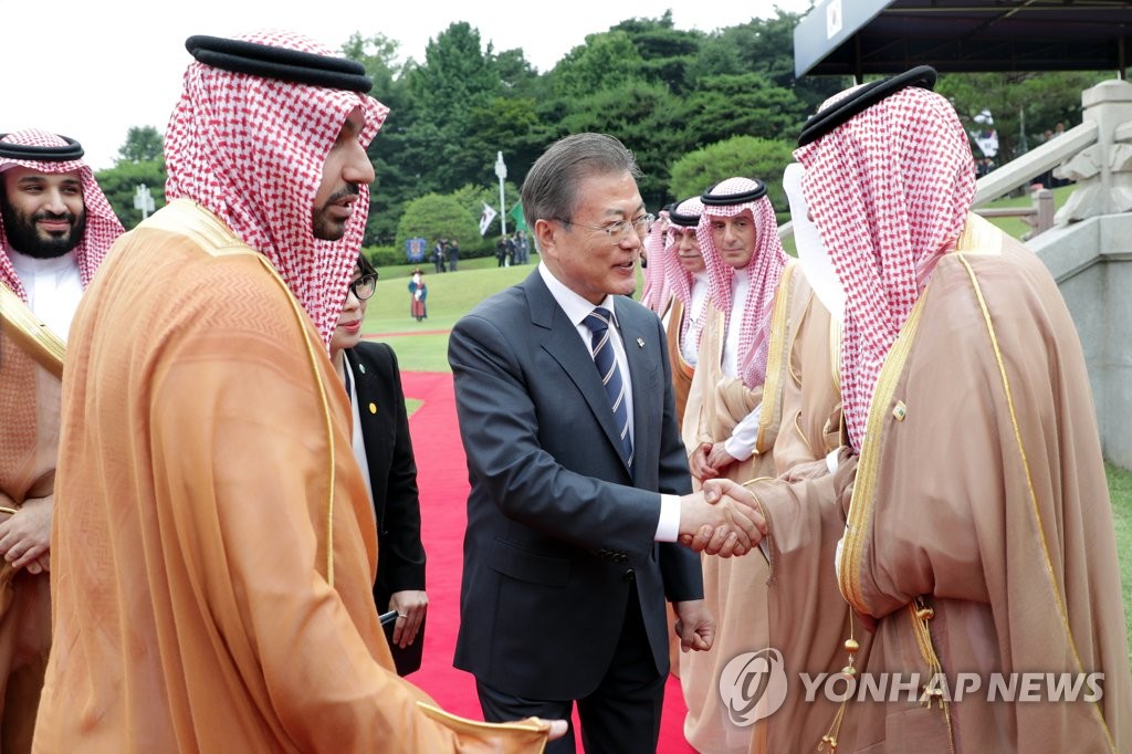사우디 왕세자 수행원과 인사하는 문 대통령
