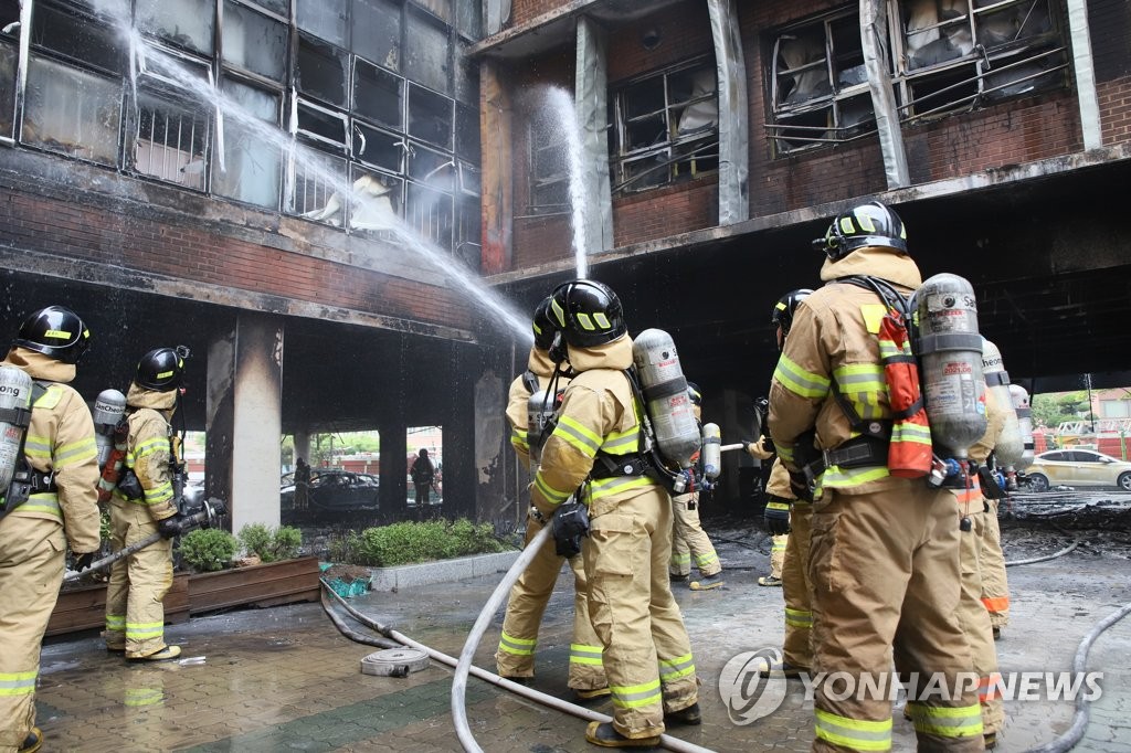 서울 은평구 초등학교 화재…교사 2명 부상·학생 116명 대피