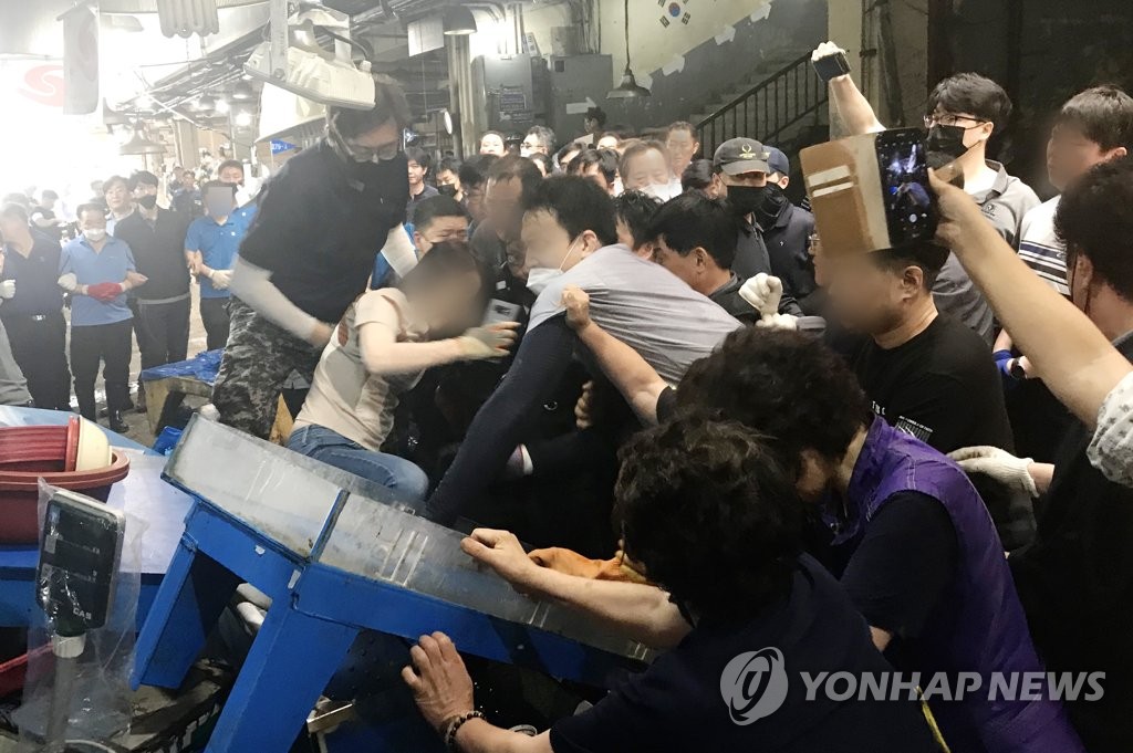 구 노량진수산시장 7차 명도집행...상인과 충돌