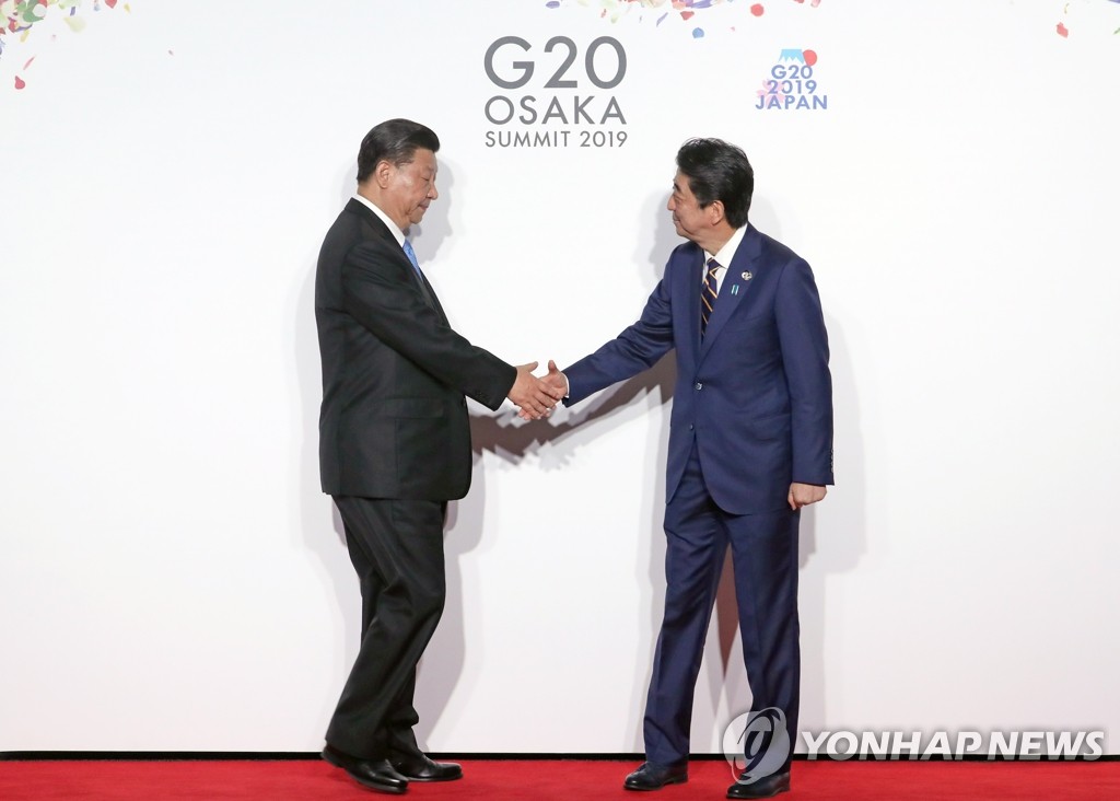 2019년 6월 28일 일본 오사카에서 열린 G20 정상회의 공식환영식에서 의장국 대표인 아베 신조(오른쪽) 일본 총리와 시진핑 중국 국가주석이 악수하고 있다. [연합뉴스 자료사진]
