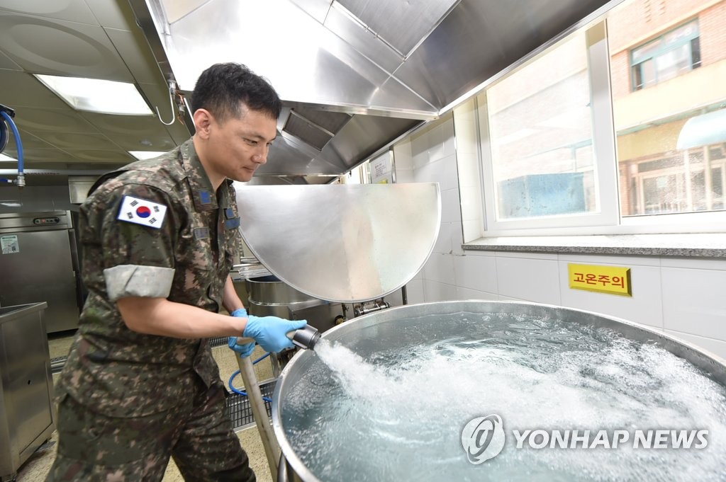 인천 초교에 비상급수 지원하는 공군