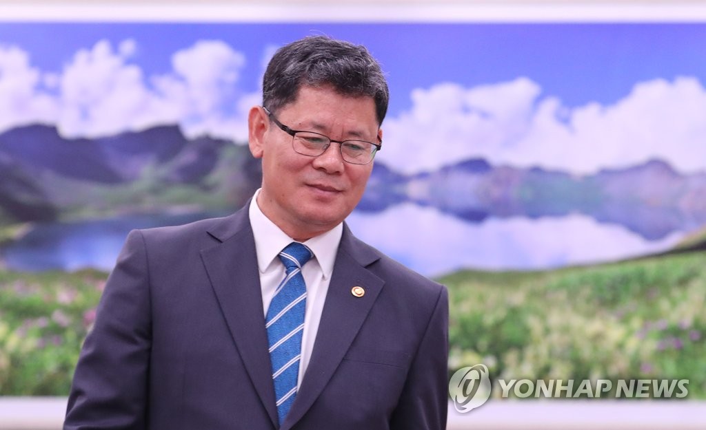 국회 외통위 참석하는 김연철 장관