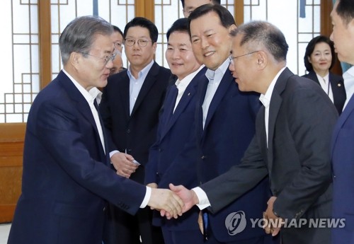 정의선 현대자동차 부회장과 악수하는 문 대통령