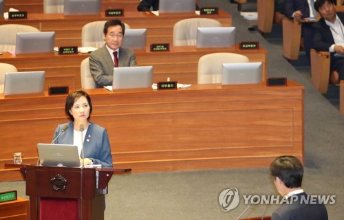 답변하는 유은혜 부총리