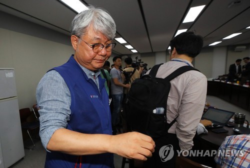 굳은 표정으로 회의장 나서는 민주노총