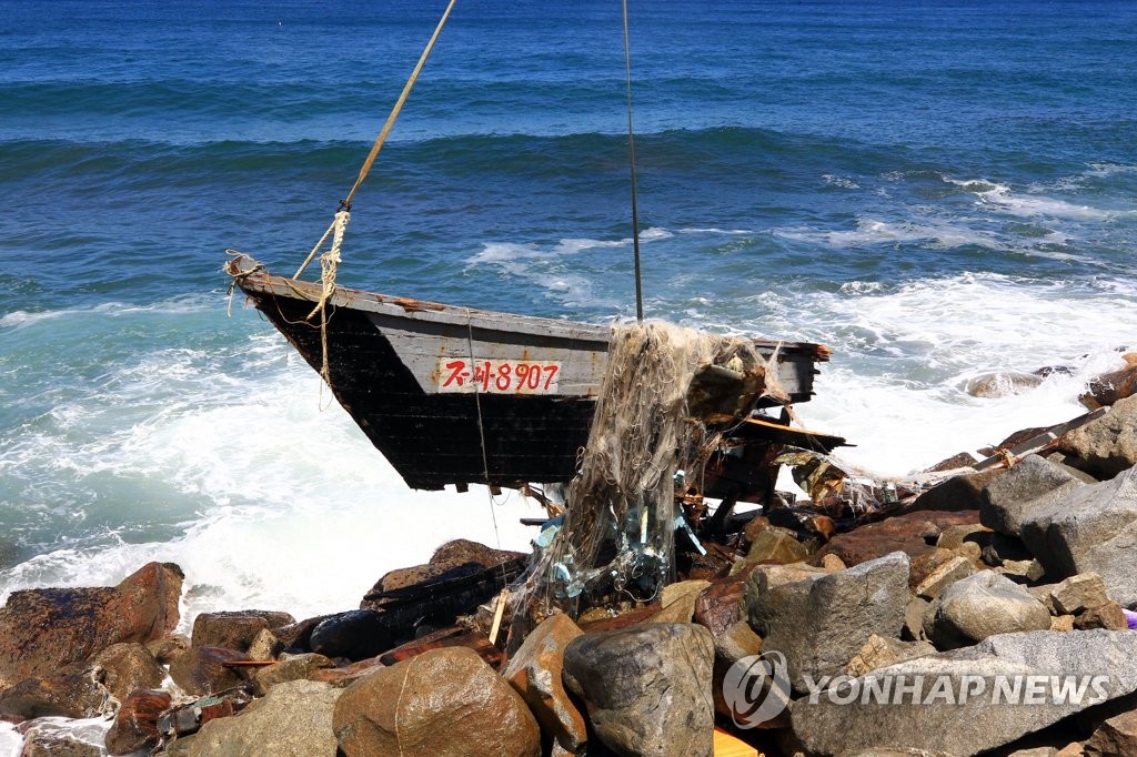 韓国北東部海岸に北朝鮮木造船漂着 韓国北東部海岸に北朝鮮木造船漂着
