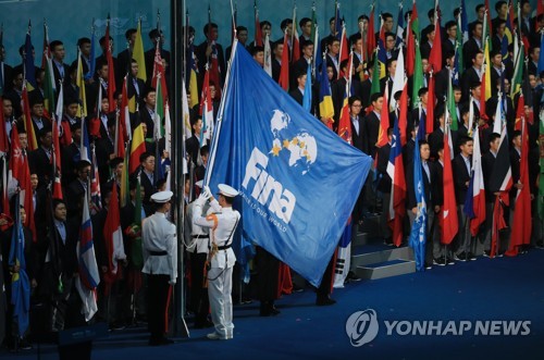 En la imagen, tomada el 12 de julio de 2019, se muestra la bandera de la Federación Internacional de Natación (FINA), durante la ceremonia de inauguración de la 18ª edición del Campeonato del Mundo de la FINA, organizada en el Gimnasio de la Universiada de la Universidad Femenina de Gwangju, en la ciudad surcoreana del mismo nombre, a unos 330 kilómetros al sur de Seúl.