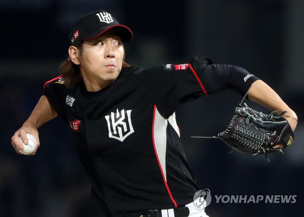 In this file photo from July 14, 2019, Rhee Dae-eun of the KT Wiz throws a pitch against the NC Dinos in the bottom of the eighth inning of a Korea Baseball Organization regular season game at Changwon NC Park in Changwon, 400 kilometers southeast of Seoul. (Yonhap)