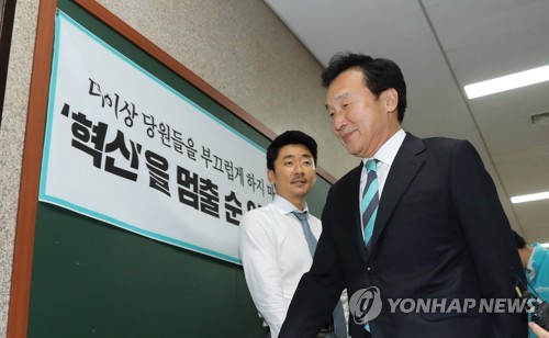 단식 권성주 혁신위원 앞 지나는 손학규 대표