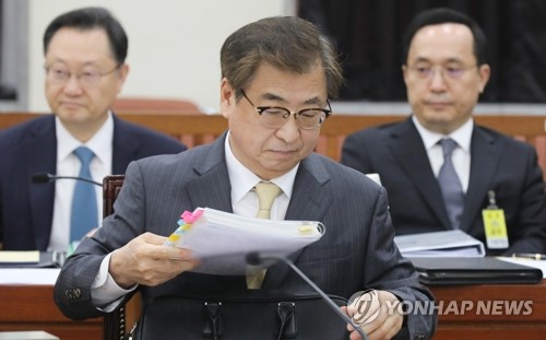 자료 꺼내는 서훈 국가정보원장